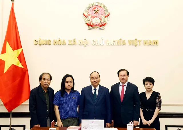 Chủ tịch nước Nguyễn Xuân Phúc gặp tài năng văn học trẻ Nguyễn Bình - Ảnh 2.