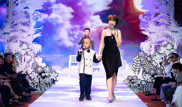 Dàn mẫu nhí chân trần trình diễn tại Eunoia’s Wonderland Fashion show - Ảnh 1.