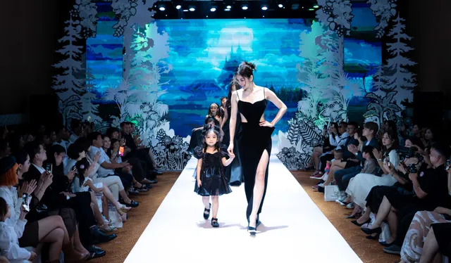 Dàn mẫu nhí chân trần trình diễn tại Eunoia’s Wonderland Fashion show - Ảnh 2.