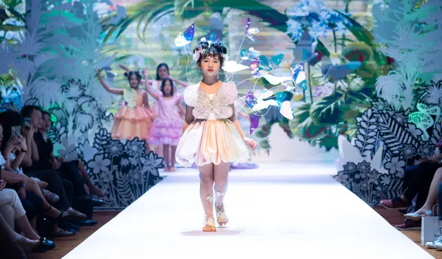 Dàn mẫu nhí chân trần trình diễn tại Eunoia’s Wonderland Fashion show - Ảnh 5.