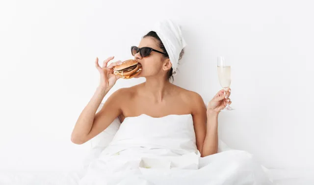 Ăn vặt lúc nửa đêm có khiến bạn tăng cân không? - Ảnh 3. Ăn vặt lúc nửa đêm có khiến bạn tăng cân không? - Ảnh 3.