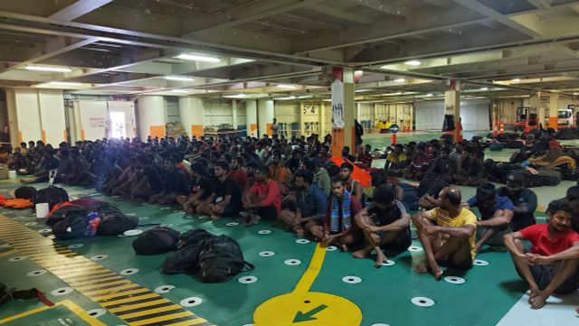 Bà Rịa - Vũng Tàu đón hơn 300 công dân Sri Lanka bị nạn trên biển vào đất liền - Ảnh 1.