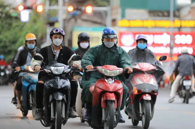 Người dân Hà Nội co ro đón rét đầu mùa - Ảnh 1. Người dân Hà Nội co ro đón rét đầu mùa - Ảnh 1.