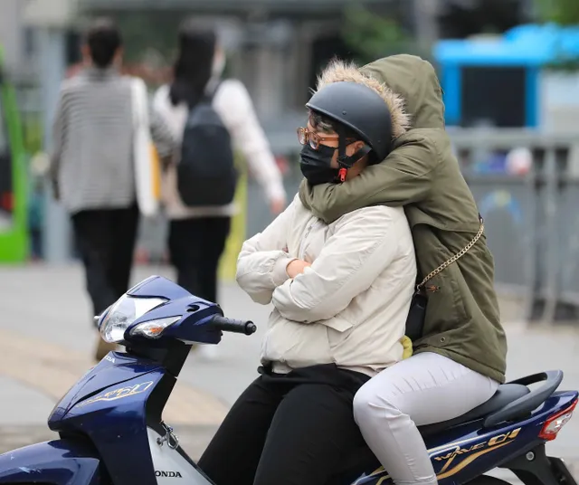 Người dân Hà Nội co ro đón rét đầu mùa - Ảnh 3. Người dân Hà Nội co ro đón rét đầu mùa - Ảnh 3.