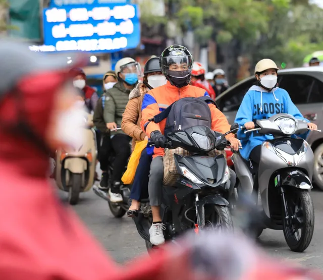 Người dân Hà Nội co ro đón rét đầu mùa - Ảnh 5. Người dân Hà Nội co ro đón rét đầu mùa - Ảnh 5.