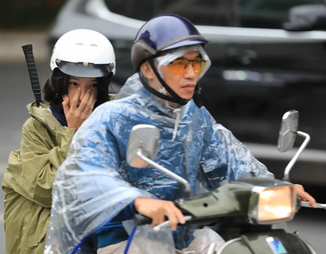 Người dân Hà Nội co ro đón rét đầu mùa - Ảnh 4. Người dân Hà Nội co ro đón rét đầu mùa - Ảnh 4.