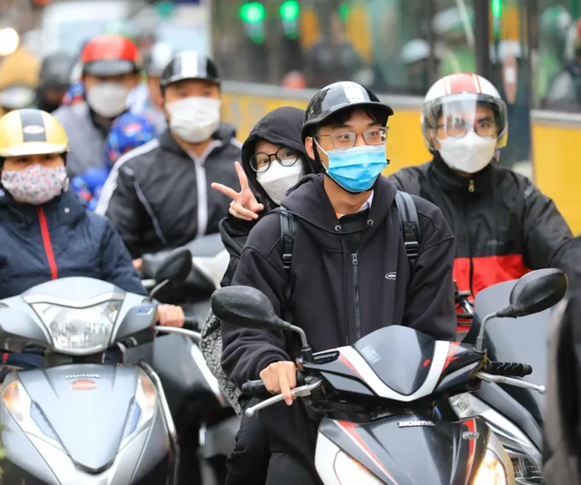 Người dân Hà Nội co ro đón rét đầu mùa - Ảnh 7. Người dân Hà Nội co ro đón rét đầu mùa - Ảnh 7.