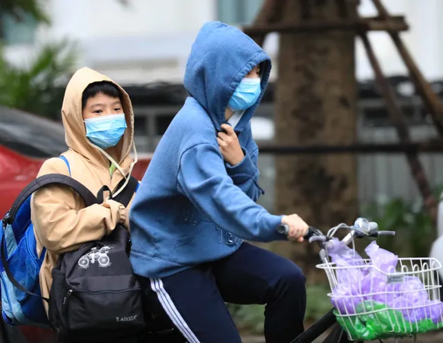 Người dân Hà Nội co ro đón rét đầu mùa - Ảnh 10. Người dân Hà Nội co ro đón rét đầu mùa - Ảnh 10.