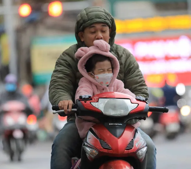 Người dân Hà Nội co ro đón rét đầu mùa - Ảnh 8. Người dân Hà Nội co ro đón rét đầu mùa - Ảnh 8.