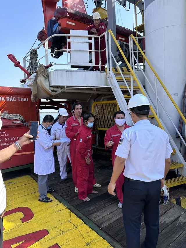 Bà Rịa-Vũng Tàu: Va chạm giữa tàu cá và tàu hàng, cứu được 5 ngư dân - Ảnh 2. Bà Rịa-Vũng Tàu: Va chạm giữa tàu cá và tàu hàng, cứu được 5 ngư dân - Ảnh 2.