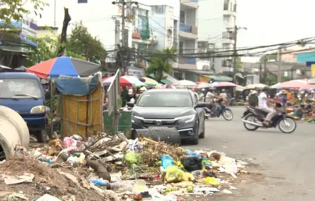 Nhiều lúc chỉ muốn chuyển nhà vì rác thải bủa vây - Ảnh 1.