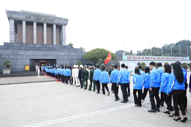 Đại hội Đoàn toàn quốc lần thứ XII: 980 đại biểu dự lễ báo công và vào Lăng viếng Bác - Ảnh 2.