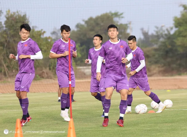 ĐT Việt Nam tập buổi đầu tiên tại Lào, chuẩn bị cho trận khai màn AFF Cup 2022  - Ảnh 3.