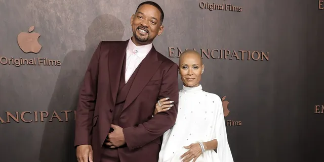 Will Smith và vợ lần đầu xuất hiện trên thảm đỏ hậu cái tát Oscar - Ảnh 2.