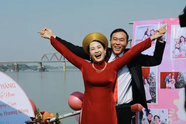 Sao Việt ngày 20/12: Vợ chồng NSND Lan Hương kỷ niệm 35 ngày cưới trên du thuyền, Chiều Xuân khoe 2 con gái xinh đẹp - Ảnh 1.