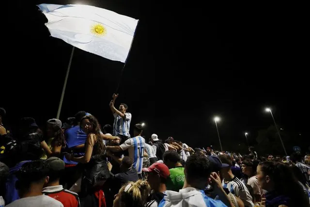 Biển người chào đón Messi và đồng đội tại Argentina - Ảnh 5.