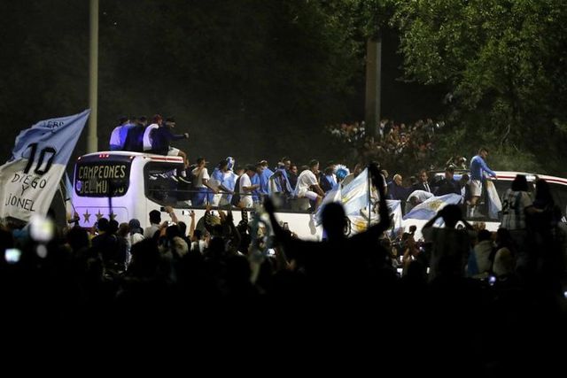 Biển người chào đón Messi và đồng đội tại Argentina - Ảnh 4.