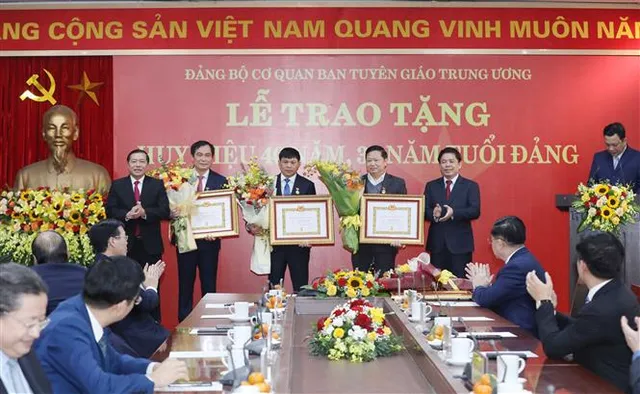 Trao tặng Huy hiệu 40 năm tuổi Đảng cho Bí thư Trung ương Đảng, Trưởng ban Tuyên giáo Trung ương Nguyễn Trọng Nghĩa - Ảnh 2.