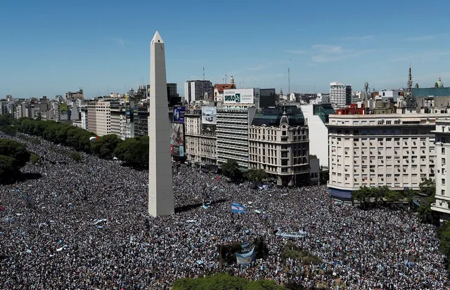 Messi và ĐT Argentina bỏ dở lễ ăn mừng vì sự cố hi hữu - Ảnh 2.