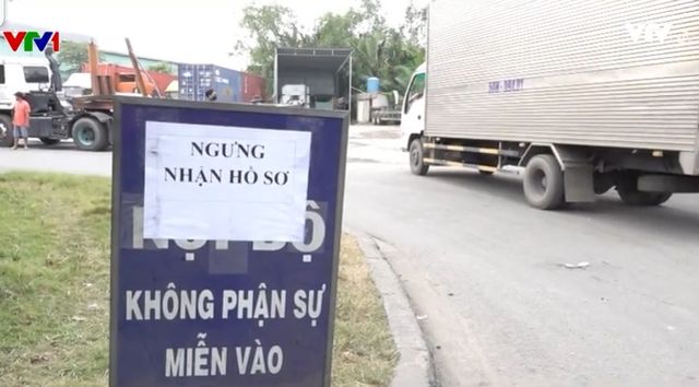 Nhiều trung tâm đăng kiểm bị đình chỉ, ô tô xếp hàng dài đi đăng kiểm - Ảnh 2.