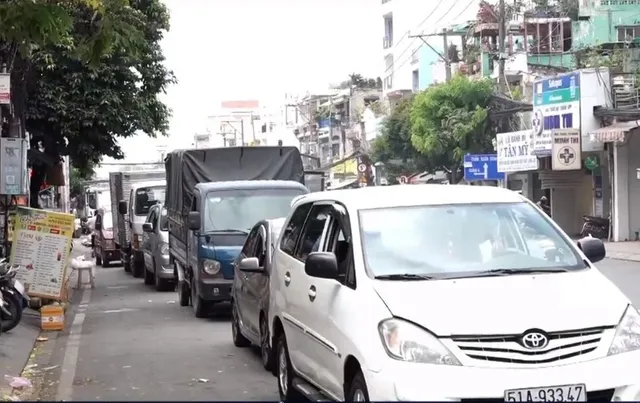 TP Hồ Chí Minh: Quá tải đăng kiểm, người dân ồ ạt về các tỉnh lân cận đăng kiểm xe - Ảnh 1.