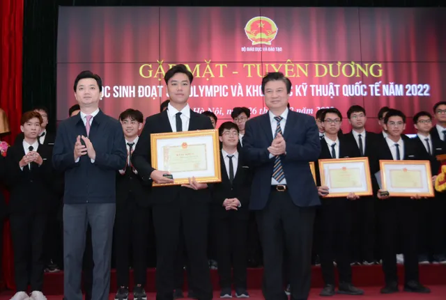 Gặp mặt, tuyên dương học sinh đoạt giải Olympic và Khoa học kỹ thuật quốc tế năm 2022 - Ảnh 3.