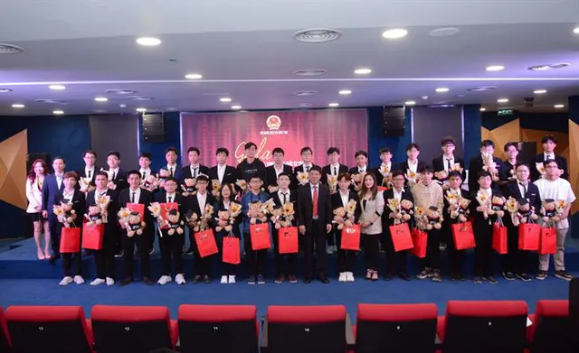 Gặp mặt, tuyên dương học sinh đoạt giải Olympic và Khoa học kỹ thuật quốc tế năm 2022 - Ảnh 13.