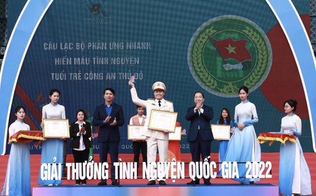 Trao Giải thưởng Tình nguyện Quốc gia 2022 cho 10 cá nhân, 9 tập thể - Ảnh 4.