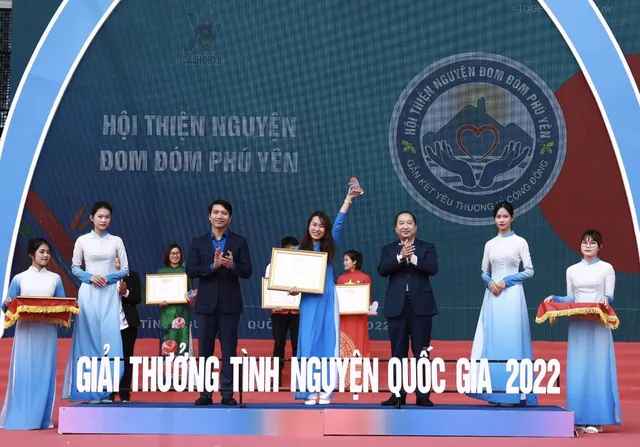 Trao Giải thưởng Tình nguyện Quốc gia 2022 cho 10 cá nhân, 9 tập thể - Ảnh 2.