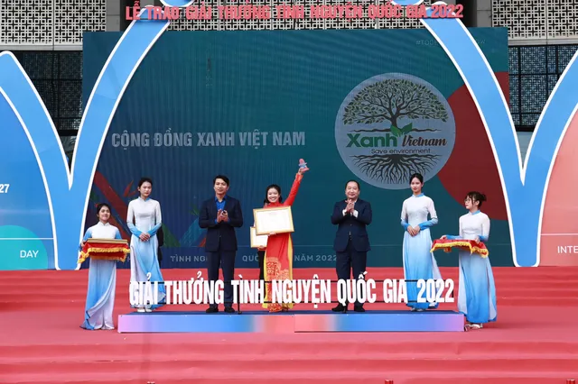 Trao Giải thưởng Tình nguyện Quốc gia 2022 cho 10 cá nhân, 9 tập thể - Ảnh 1.