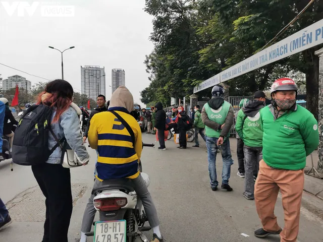 Người dân hối hả ra bến xe về quê ăn Tết Dương lịch 2023 - Ảnh 8. Người dân hối hả ra bến xe về quê ăn Tết Dương lịch 2023 - Ảnh 8.