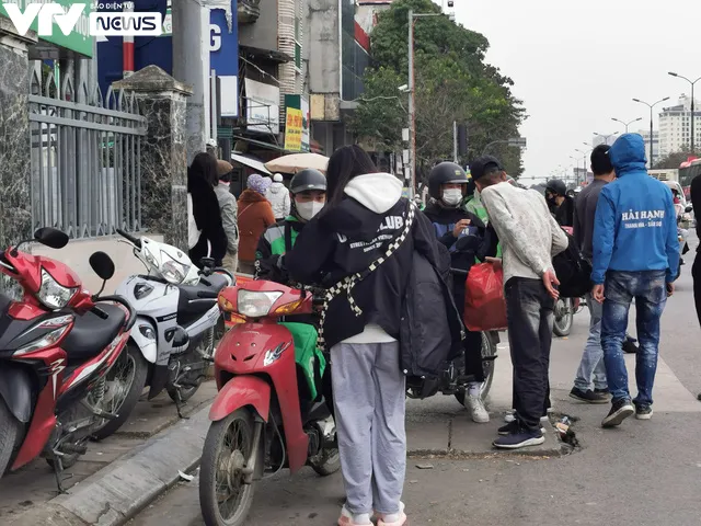 Người dân hối hả ra bến xe về quê ăn Tết Dương lịch 2023 - Ảnh 6. Người dân hối hả ra bến xe về quê ăn Tết Dương lịch 2023 - Ảnh 6.