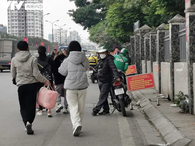 Người dân hối hả ra bến xe về quê ăn Tết Dương lịch 2023 - Ảnh 7. Người dân hối hả ra bến xe về quê ăn Tết Dương lịch 2023 - Ảnh 7.