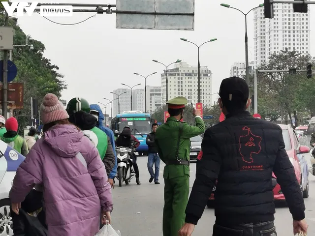 Người dân hối hả ra bến xe về quê ăn Tết Dương lịch 2023 - Ảnh 5. Người dân hối hả ra bến xe về quê ăn Tết Dương lịch 2023 - Ảnh 5.