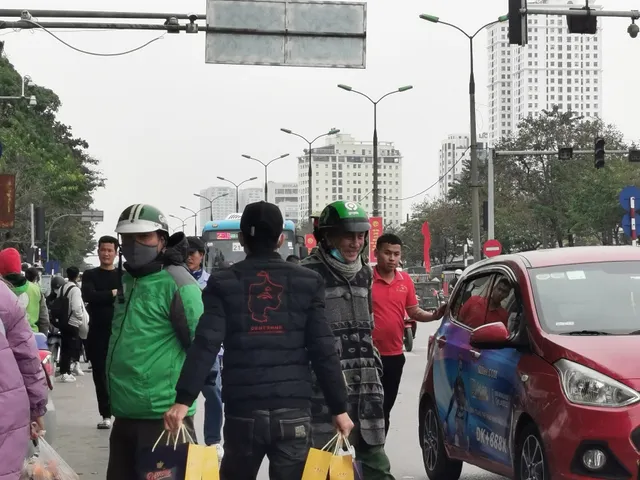 Người dân hối hả ra bến xe về quê ăn Tết Dương lịch 2023 - Ảnh 9. Người dân hối hả ra bến xe về quê ăn Tết Dương lịch 2023 - Ảnh 9.