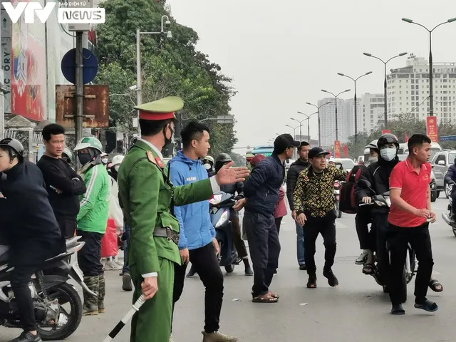 Người dân hối hả ra bến xe về quê ăn Tết Dương lịch 2023 - Ảnh 4. Người dân hối hả ra bến xe về quê ăn Tết Dương lịch 2023 - Ảnh 4.