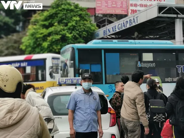 Người dân hối hả ra bến xe về quê ăn Tết Dương lịch 2023 - Ảnh 2. Người dân hối hả ra bến xe về quê ăn Tết Dương lịch 2023 - Ảnh 2.