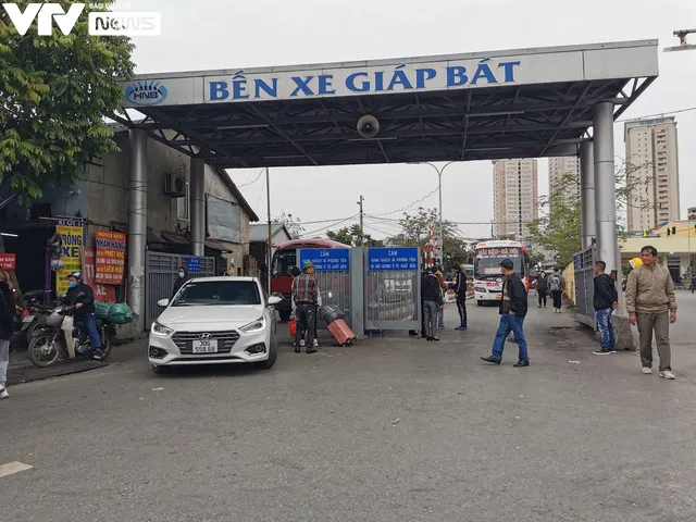 Người dân hối hả ra bến xe về quê ăn Tết Dương lịch 2023 - Ảnh 3. Người dân hối hả ra bến xe về quê ăn Tết Dương lịch 2023 - Ảnh 3.