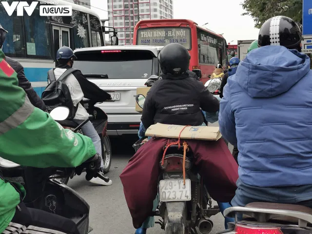 Người dân hối hả ra bến xe về quê ăn Tết Dương lịch 2023 - Ảnh 1. Người dân hối hả ra bến xe về quê ăn Tết Dương lịch 2023 - Ảnh 1.