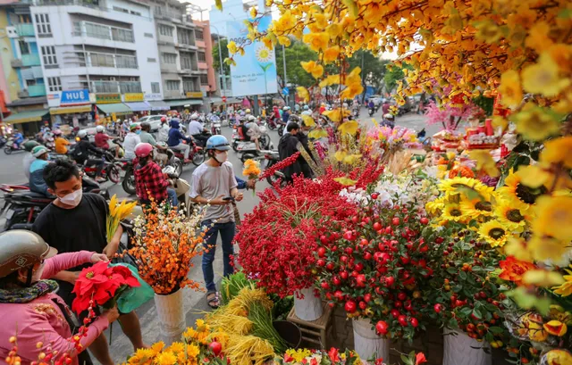 Thị trường đồ trang trí Tết dần sôi động - Ảnh 1.