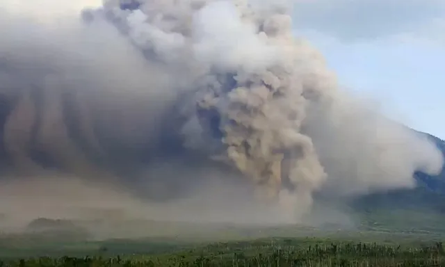 Indonesia sơ tán hàng nghìn người khi núi lửa Semeru phun trào trên đảo Java - Ảnh 1.