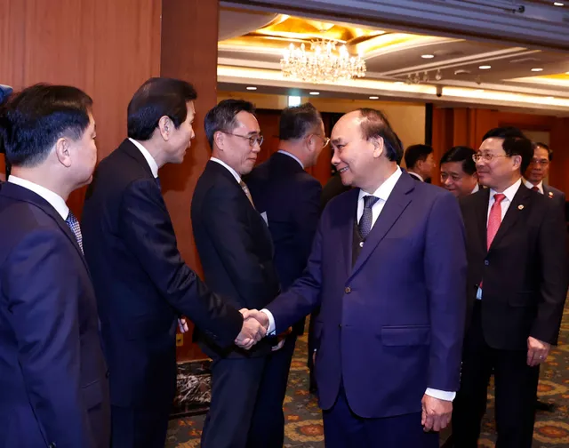 Chủ tịch nước Nguyễn Xuân Phúc tọa đàm với các tập đoàn, doanh nghiệp lớn của Hàn Quốc - Ảnh 2.
