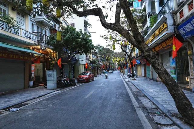 Hà Nội vắng vẻ, yên bình sáng mùng 1 Tết - Ảnh 6. Hà Nội vắng vẻ, yên bình sáng mùng 1 Tết - Ảnh 6.