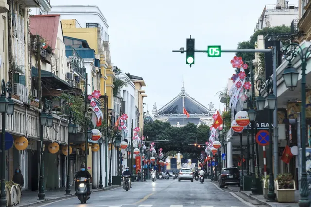 Hà Nội vắng vẻ, yên bình sáng mùng 1 Tết - Ảnh 14. Hà Nội vắng vẻ, yên bình sáng mùng 1 Tết - Ảnh 14.