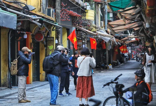Hà Nội vắng vẻ, yên bình sáng mùng 1 Tết - Ảnh 4. Hà Nội vắng vẻ, yên bình sáng mùng 1 Tết - Ảnh 4.