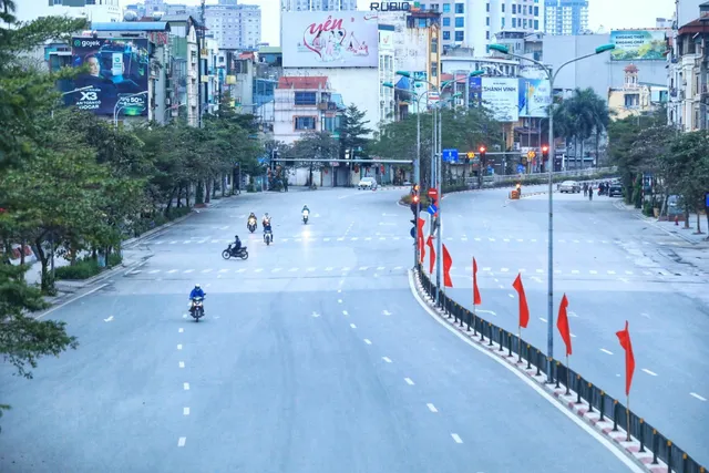 Hà Nội vắng vẻ, yên bình sáng mùng 1 Tết - Ảnh 7. Hà Nội vắng vẻ, yên bình sáng mùng 1 Tết - Ảnh 7.