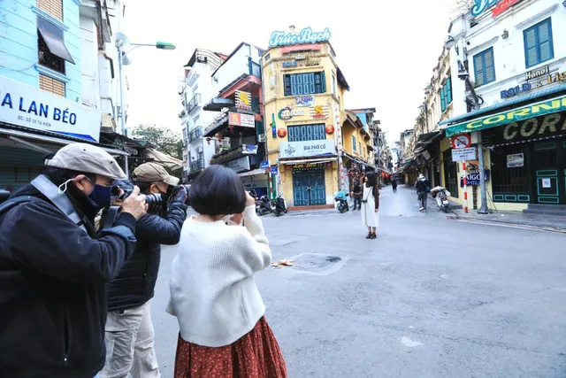 Hà Nội vắng vẻ, yên bình sáng mùng 1 Tết - Ảnh 3. Hà Nội vắng vẻ, yên bình sáng mùng 1 Tết - Ảnh 3.