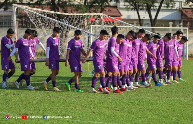 ĐT U23 Việt Nam làm quen với bóng thi đấu tại Giải vô địch U23 Đông Nam Á 2022 - Ảnh 1.