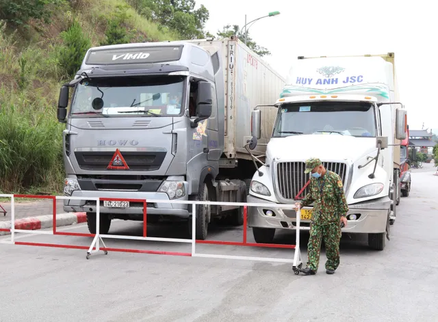 Hàng nghìn container nông sản lại “tắc đường” tại cửa khẩu - Ảnh 1.