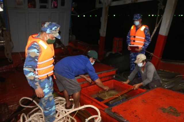 Kiên Giang: Phát hiện tàu cá dùng số hiệu giả chở 70.000 lít dầu DO lậu trên biển - Ảnh 1.